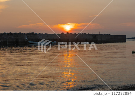 牛之浜漁港からの夕日（横構図） 117252884