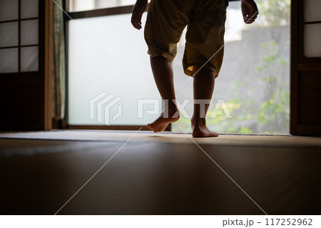 和室と子供 117252962
