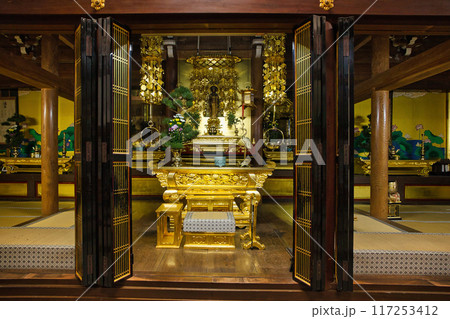 白川郷 仏壇 寺 合掌造り 家内 木造 室内 和室 板の間 雨戸 格子 白川郷 仏壇 寺 合掌造り 家内 木造 室内 和室 板の間 雨戸 格子 117253412