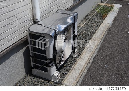 エアコンの室外機に取り付けた遮熱シート エアコンの室外機に取り付けた遮熱シート 117253470