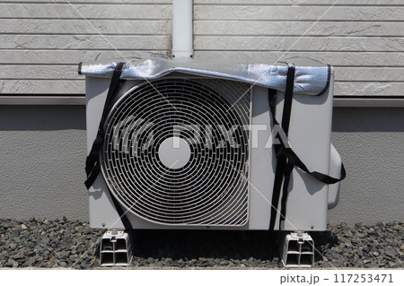 エアコンの室外機に取り付けた遮熱シート エアコンの室外機に取り付けた遮熱シート 117253471