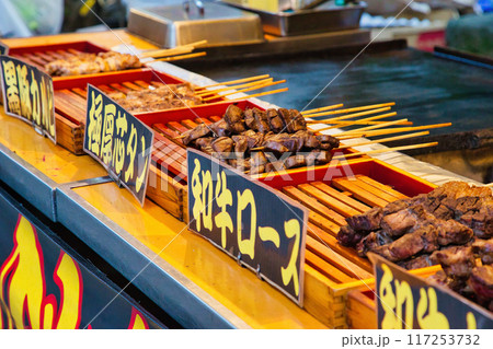お祭り 　出店 　ステーキ　サザエ　豚肉　 牛　牛肉　 串焼き　牛串焼き　 屋台　屋台 　縁日 117253732