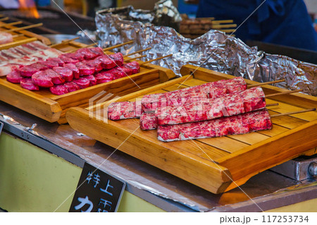 お祭り 　出店 　ステーキ　サザエ　豚肉　 牛　牛肉　 串焼き　牛串焼き　 屋台　屋台 　縁日 117253734