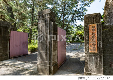 静岡県沼津市にある御用邸記念公園の入場門 静岡県沼津市にある御用邸記念公園の入場門 117253842