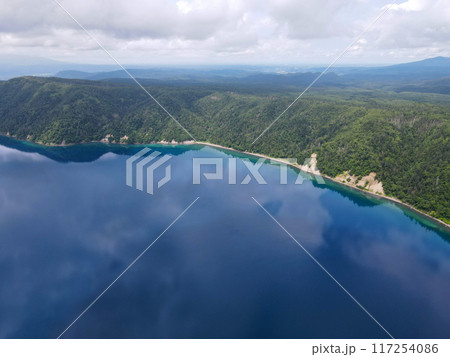 北海道　夏の摩周湖　夏空反映 117254086