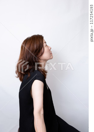 50代女性の横顔 50代女性の横顔 117254193