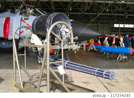 展示される航空自衛隊F-4戦闘機の機関砲 117254285