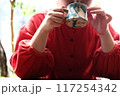 コーヒーを飲む女性 117254342