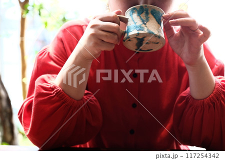 コーヒーを飲む女性 117254342