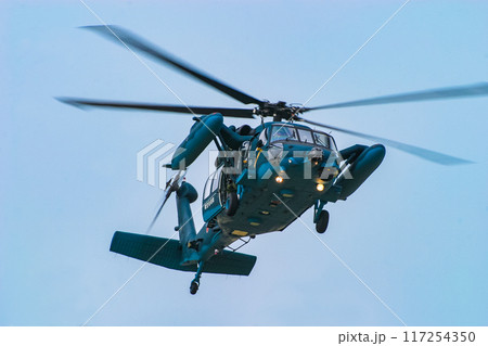 飛行する航空自衛隊の救難ヘリコプター UH-60J 飛行する航空自衛隊の救難ヘリコプター UH-60J 117254350