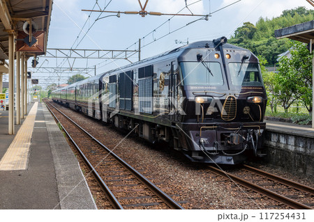 阿久根駅で撮影したクルーズトレインななつ星in九州 117254431
