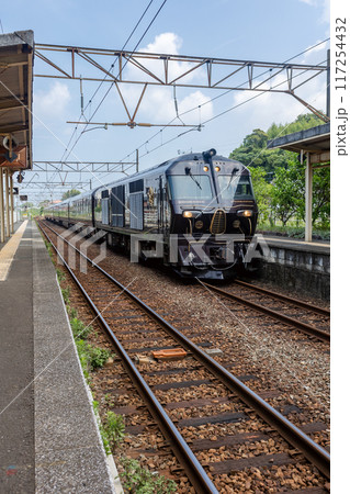 阿久根駅で撮影したクルーズトレインななつ星in九州（縦構図） 117254432