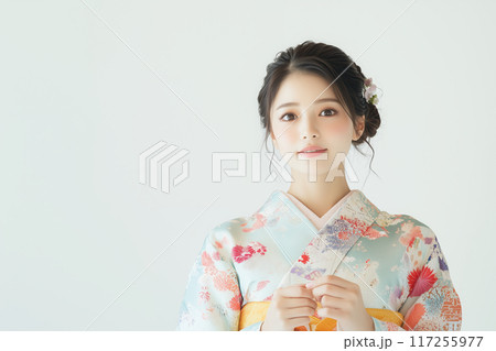 着物を着て微笑む日本人女性のポートレート 117255977