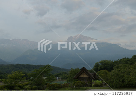 北杜市武川町水車の里公園にて、田植えの済んだ水田に映る明け行く南アルプス 北杜市武川町水車の里公園にて、田植えの済んだ水田に映る明け行く南アルプス 117256917