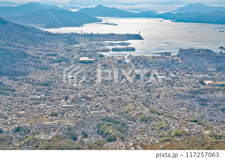 【灰ヶ峰展望台より呉市内を一望】 広島県呉市栃原町 【灰ヶ峰展望台より呉市内を一望】 広島県呉市栃原町 117257063
