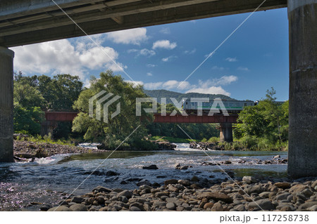 夏、鉄橋を渡るローカル列車1 夏、鉄橋を渡るローカル列車1 117258738