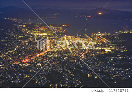 【灰ヶ峰展望台より呉市内を一望 (夜景)】 広島県呉市栃原町 【灰ヶ峰展望台より呉市内を一望 (夜景)】 広島県呉市栃原町 117258751