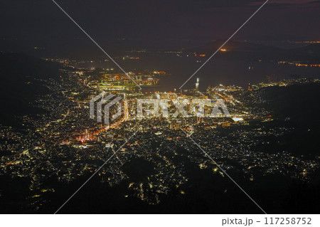 【灰ヶ峰展望台より呉市内を一望 (夜景)】 広島県呉市栃原町 117258752