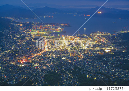 【灰ヶ峰展望台より呉市内を一望 (夜景)】 広島県呉市栃原町 【灰ヶ峰展望台より呉市内を一望 (夜景)】 広島県呉市栃原町 117258754
