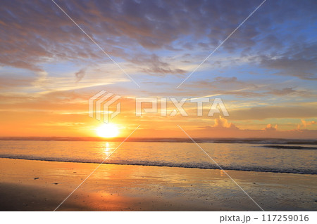 美しい海岸の朝焼け 117259016