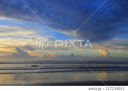 美しい海岸の朝焼け 美しい海岸の朝焼け 117259021