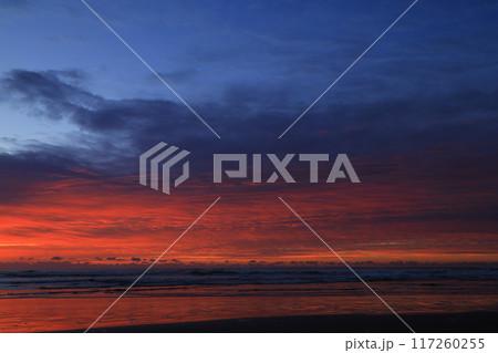 真っ赤な朝焼け 真っ赤な朝焼け 117260255