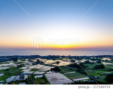 夕陽の日本海と九十九島(秋田県にかほ市) 夕陽の日本海と九十九島(秋田県にかほ市) 117260724