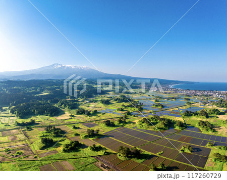 早朝の鳥海山と九十九島（秋田県にかほ市） 117260729