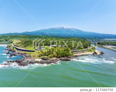 鳥海山と十六羅漢岩供養石仏群付近（山形県遊佐町） 117260730