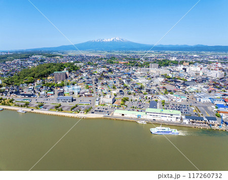 鳥海山を背景に酒田港と定期船とびしま(山形県酒田市) 鳥海山を背景に酒田港と定期船とびしま(山形県酒田市) 117260732