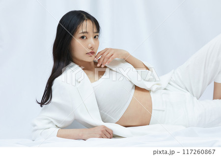 白いジャケットを着た若い女性のポートレート 117260867