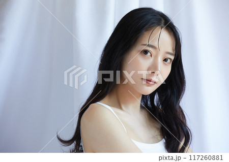 白いジャケットを着た若い女性のポートレート 117260881