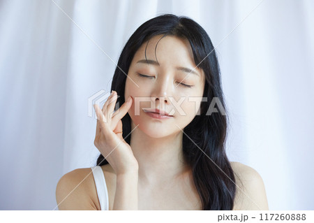 白いジャケットを着た若い女性のポートレート 白いジャケットを着た若い女性のポートレート 117260888