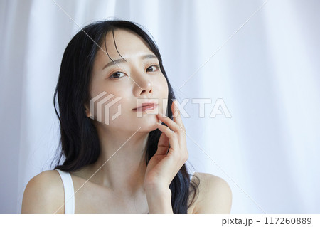 白いジャケットを着た若い女性のポートレート 117260889