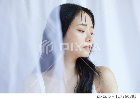 白いジャケットを着た若い女性のポートレート 白いジャケットを着た若い女性のポートレート 117260893