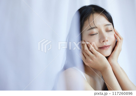 白いジャケットを着た若い女性のポートレート 白いジャケットを着た若い女性のポートレート 117260896