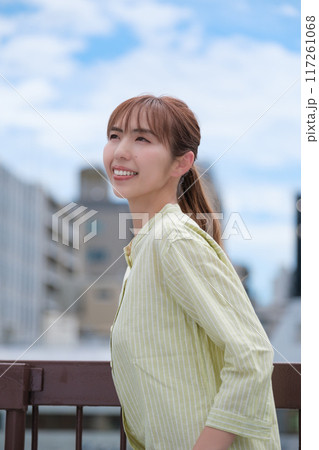 青空の下私らしい人生を前向きに生きる若い女性 青空の下私らしい人生を前向きに生きる若い女性 117261068