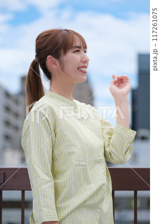 青空の下私らしい人生を前向きに生きる若い女性 青空の下私らしい人生を前向きに生きる若い女性 117261075