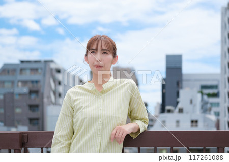 青空の下私らしい人生を前向きに生きる若い女性 117261088