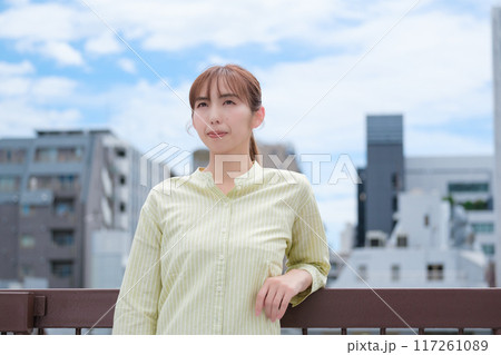 青空の下私らしい人生を前向きに生きる若い女性 117261089