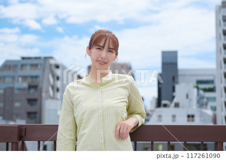 青空の下私らしい人生を前向きに生きる若い女性 青空の下私らしい人生を前向きに生きる若い女性 117261090