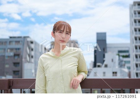青空の下私らしい人生を前向きに生きる若い女性 青空の下私らしい人生を前向きに生きる若い女性 117261091