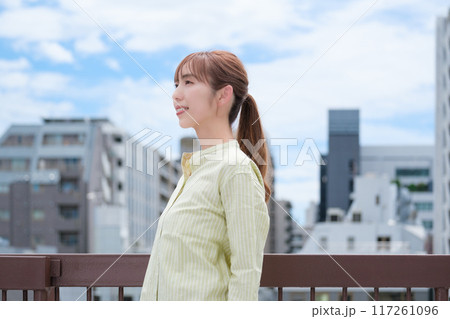 青空の下私らしい人生を前向きに生きる若い女性 青空の下私らしい人生を前向きに生きる若い女性 117261096