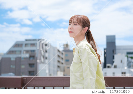 青空の下私らしい人生を前向きに生きる若い女性 青空の下私らしい人生を前向きに生きる若い女性 117261099