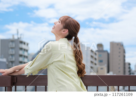 青空の下私らしい人生を前向きに生きる若い女性 青空の下私らしい人生を前向きに生きる若い女性 117261109