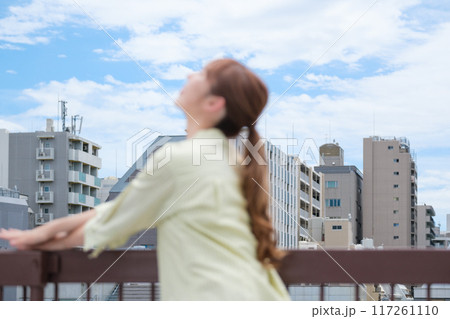 青空の下私らしい人生を前向きに生きる若い女性 青空の下私らしい人生を前向きに生きる若い女性 117261110