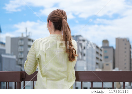 青空の下私らしい人生を前向きに生きる若い女性 青空の下私らしい人生を前向きに生きる若い女性 117261113