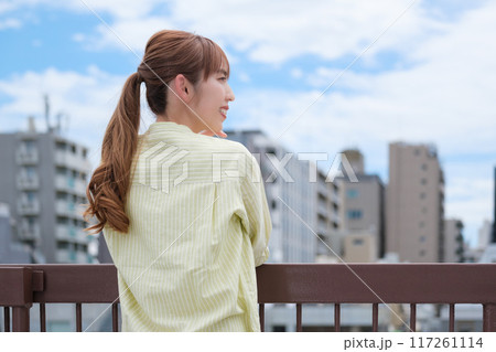 青空の下私らしい人生を前向きに生きる若い女性 青空の下私らしい人生を前向きに生きる若い女性 117261114