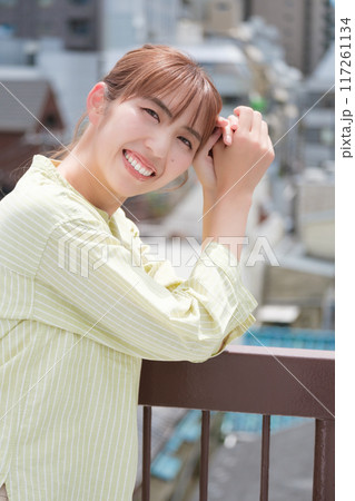 青空の下私らしい人生を前向きに生きる若い女性 青空の下私らしい人生を前向きに生きる若い女性 117261134