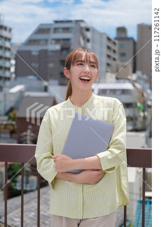 青空の下私らしい人生を前向きに生きる若い女性 青空の下私らしい人生を前向きに生きる若い女性 117261142